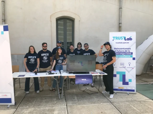 Este sábado 17 participamos en la Jornada de Puertas Abiertas de la #UPCT2025, que coincidió con la Noche de los Museos. Más de 200 personas se acercaron a los espacios de la universidad y disfrutaron de talleres interactivos. Desde el TRUST Lab, compartimos con los asistentes cómo comprobar la seguridad de sus contraseñas, una de las consultas más repetidas. Entre las actividades más populares, especialmente entre familias, destacó nuestro “rosco de pasapalabra”, que generó mucho interés y diversión.
🤝 Universidad Politécnica de Cartagena
🚀 INCIBE - Instituto Nacional de Ciberseguridad#proyectosciber
#TRUSTLab
#ciberseguridad
#NextGeneration
#PlanDeRecuperación